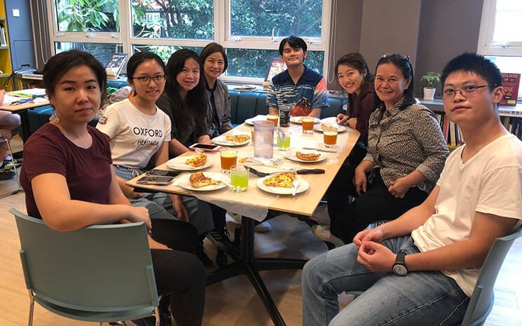 3 Hongkongais et le français